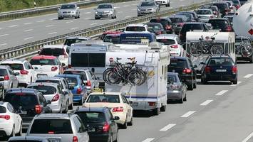 Auto brennt: A1 Richtung Ostsee voll gesperrt
