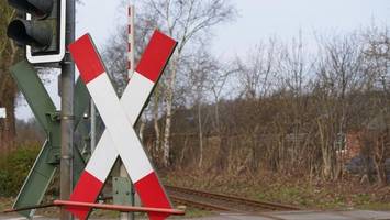 Bahnschranke in Lübeck defekt: Unfallflucht-Ermittlungen