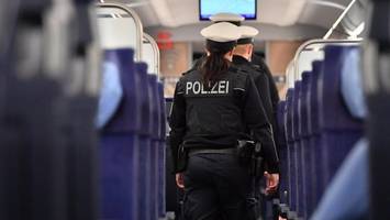 Fahrgast attackiert Kontrolleur – dann krallt er sich an Sitz fest