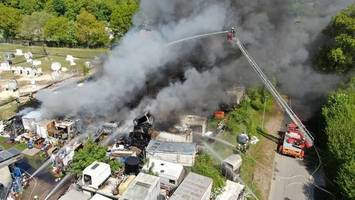 Großfeuer: Riesige Rauchwolke – Zirkuswagen und Reifen in Flammen