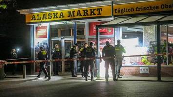 mehrere schüsse auf supermarkt – täter auf der flucht