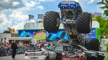 Monstertrucks in Pinneberg: Rasante Stunts auf Famila-Parkplatz