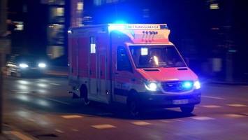 Motorradfahrer knallt in ein Auto und wird schwer verletzt