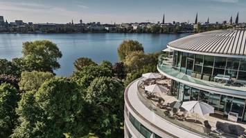 blick über hamburg: hier gibt es drinks auf der dachterrasse