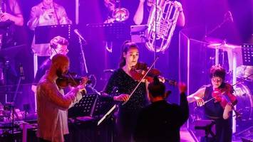 Ein irres Orchester, das das Publikum ausgelassen tanzen lässt
