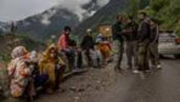 Kaschmir-Konflikt: Pakistan meldet Angriffe auf Militärstützpunkte und schießt zurück