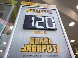 Nach zwölf erfolglosen Ziehungen: Sektkorken knallen: 120-Millionen-Jackpot geht nach Süddeutschland