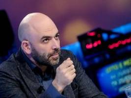 polizeischutz und einsamkeit: roberto saviano lebt wie in einem käfig