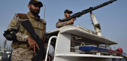 Pakistan wirft Indien Angriff auf Militärstützpunkte vor und feuert Raketen