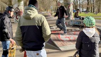 Stadt baut großen Treffpunkt für Jugendliche unter  Hochbrücke