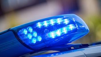 Streifenwagen stößt auf Einsatzfahrt mit Auto zusammen