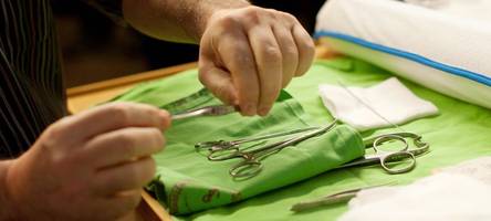 Beschneidung im Schlafzimmer: Kinder erlitten starke Schmerzen und Traumata