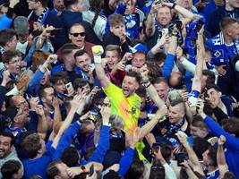 Aufstieg in die Bundesliga: Platzsturm und Ekstase: Der HSV ist wieder da