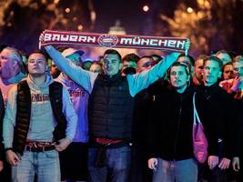 meisterschaft des fc bayern münchen: fans jubeln auf der leopoldstraße – kritik an kosten für feier auf dem rathausbalkon