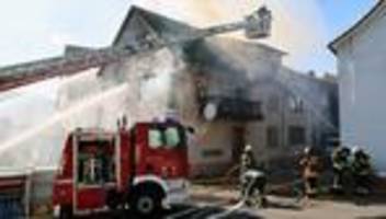Landkreis Miltenberg: Feuerwehr findet tote Person bei Brand in Mehrfamilienhaus
