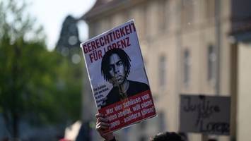Geburtstag im Gedenken - Kundgebung nach Polizeischüssen