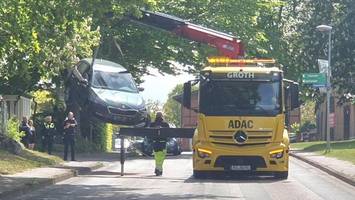 Unfall beim Abbiegen – zwei Autos sind Schrott
