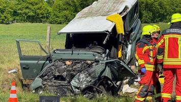 Zwei Schwerverletzte nach Überschlag – und ihr Hund wurde überfahren