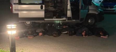 Spektakulärer Einsatz: Polizei überwältigt vermummte Männer wegen Holzpenis