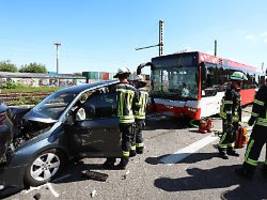 Fünf Autos ineinander geschoben: Busunfall sorgt für Massenkarambolage