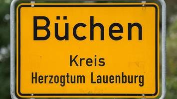 raucher wird zu spät fertig und springt auf fahrenden zug