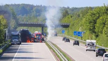 Schwerer Unfall auf der A23: Drei Menschen verletzt – Vollsperrung