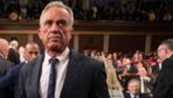 Hohe Bakterienkonzentration: US-Gesundheitsminister planscht trotz Badeverbots in Bach