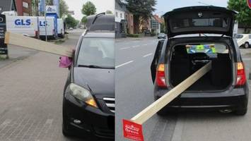 Haarsträubend: Mit 4-Meter-Balken, quer im Kleinwagen, unterwegs