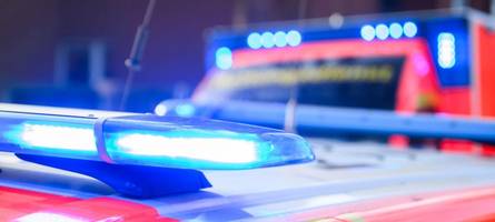 Auto fährt Frau in Krankenfahrstuhl an