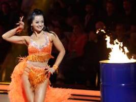kämpft mit starken schmerzen: let's dance-star malika dzumaev liegt im krankenhaus