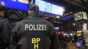 aggressiver mann ruft hitlergruß im bahnhof – polizei fesselt ihn