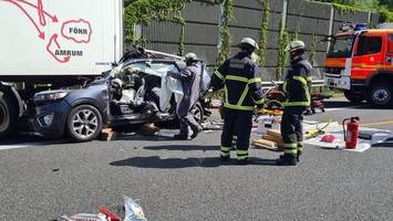 auto gerät auf a25 unter lkw: fahrer in lebensgefahr
