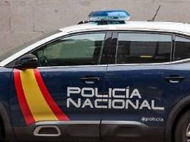 Derby kurz unterbrochen: Auto fährt in Fußballfans in Barcelona
