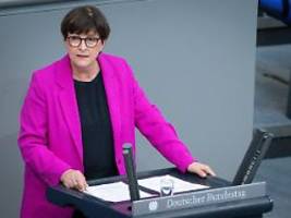Genervt von Personaldebatte: Esken will nicht gegen SPD giften