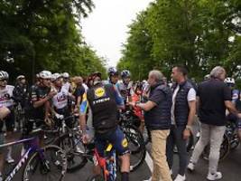 Schock auf der sechsten Etappe: Massensturz sorgt für Rennunterbrechung beim Giro