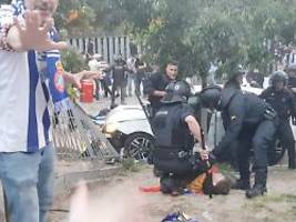 Fluchtversuch vor Fan-Mob: Frau fuhr vor Barcelona-Derby in Panik durch Menschenmenge