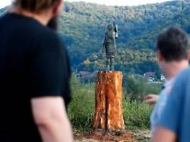 In Höhe der Knöchel abgesägt: Unbekannte stehlen Melania-Statue in Slowenien