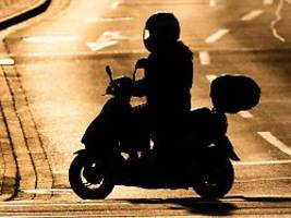Urteil aus dem Verkehrsrecht: Roller-Unfall nach Fahrt über gelbe Ampel: Wer haftet?