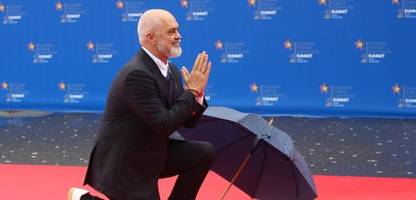 Albanien: Ministerpräsident Edi Rama geht vor Giorgia Meloni auf die Knie
