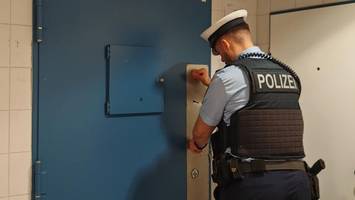 mann liegt reglos am bahnsteig in harburg – dann landet er in zelle