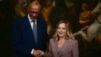 Migration: Friedrich Merz will Asylverfahren in Drittstaaten prüfen