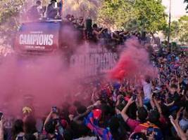 meister-triumphzug in barcelona: mehr als 80.000 sagen danke hansi bei wilder party