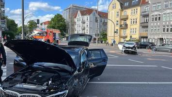 schwerer unfall in eppendorf zwei autos prallen frontal zusammen