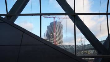 Mit der Abrissbirne durch die Stadt – was wird aus dem Elbtower?
