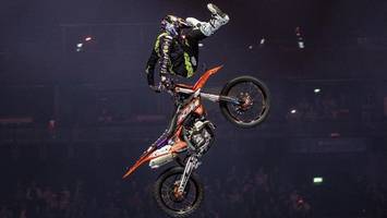 „masters of dirt“ in hamburg: plötzlich fliegt ein motorrad über mir