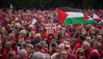 Symbolische rote Linie: Zehntausende fordern in Den Haag härteren Israel-Kurs