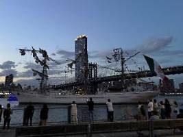 22 Menschen verletzt: Mexikanisches Schiff kollidiert mit Brooklyn Bridge