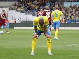 Aufstiegskämpfer gehen unter: Eintracht Braunschweig muss nach Horror-Halbzeit in die Relegation