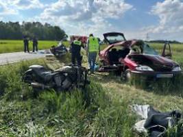 Fahrer verliert Kontrolle: Auto rast in Bikergruppe - zwei Tote