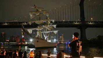 Mexikanisches Segelschulschiff rammt Brooklyn Bridge in New York